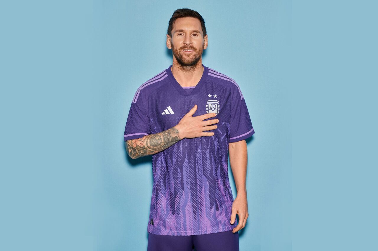 Messi exhibe el modelo inspirado en  "igualdad de género, diversidad e inclusión"