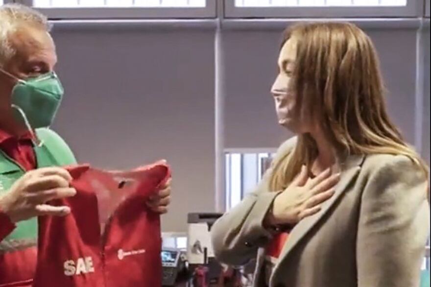 “Desde Once que no lo toco”, le dijo Alberto Crescenti a María Eugenia Vidal cuando le entregó el chaleco.