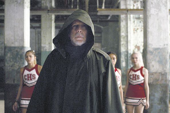 Bruce Willis en un ambiente donde crece la duda sobre qué es real y qué no de todo lo que se ve.