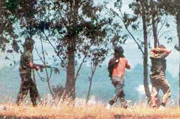 En la causa constan registros fotográficos de los militantes vivos, ya capturados.