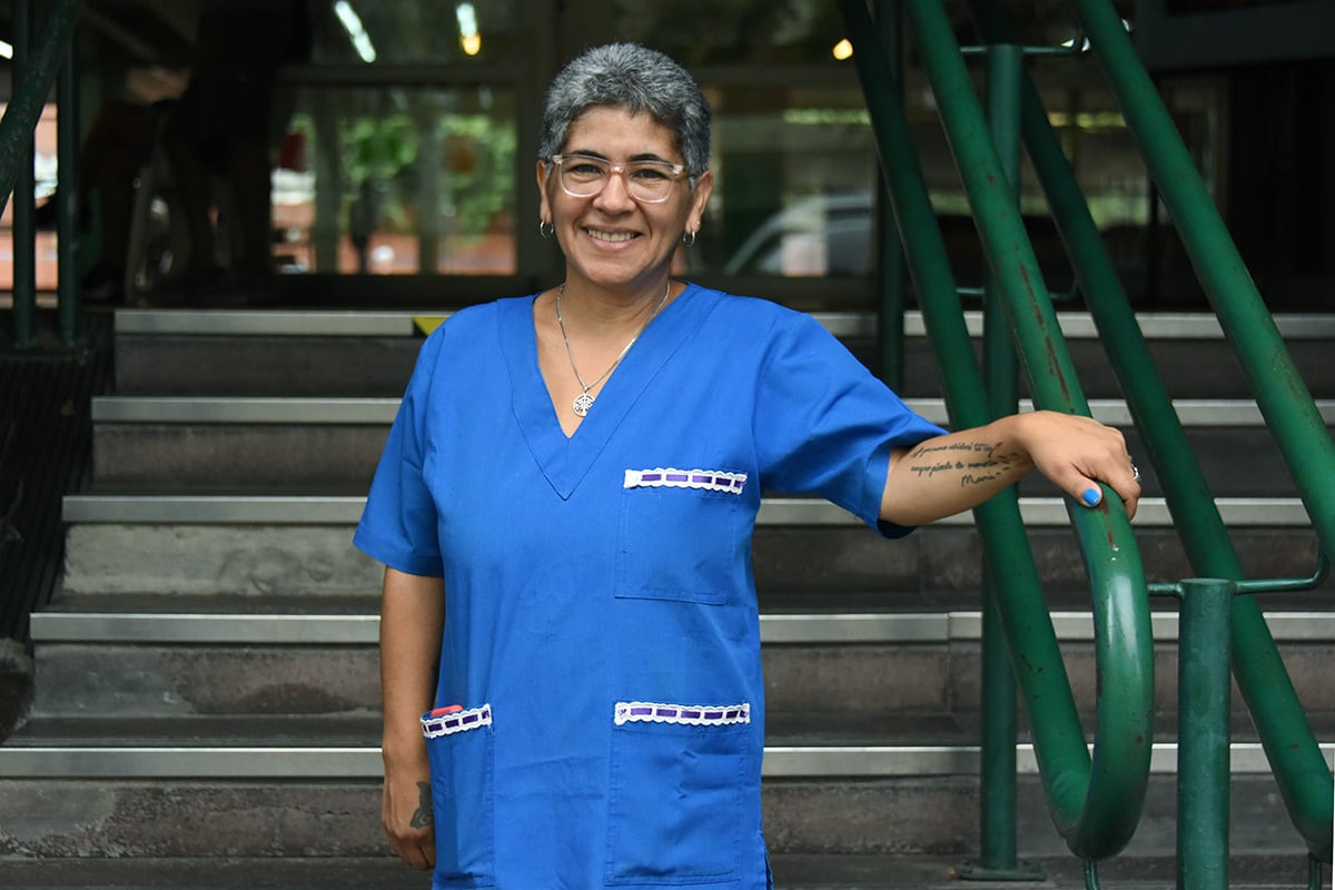 Vero Conde en la puerta de la Escuela N° 15 del barrio de Coghlan. Imagen: Nicolás Parodi