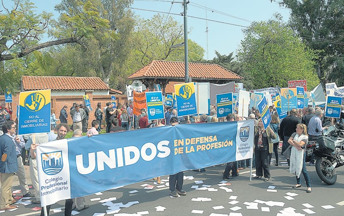 La protesta se concentró sobre Libertador, donde está el destacamento policial.
