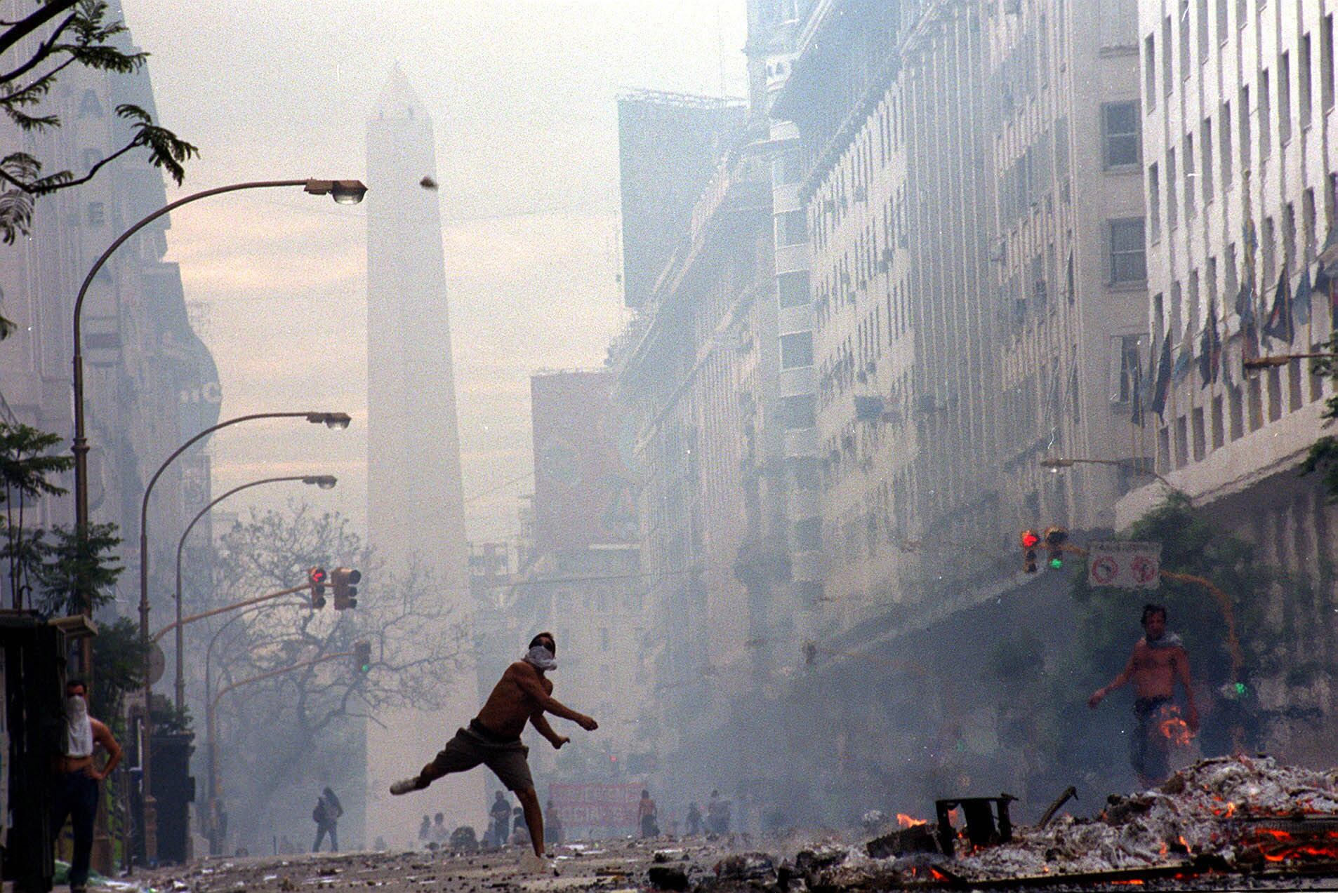 Una imagen que sintetiza lo que pasó el 19 y 20 de diciembre de 2001 en centro de la Ciudad de Buenos Aires.