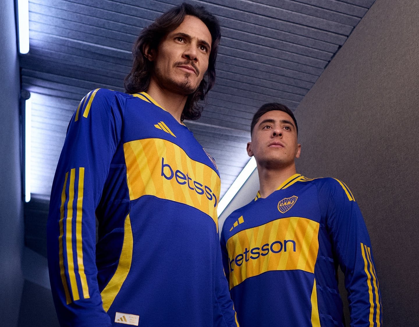 Cavani y Merentiel posando con la nueva camiseta de Boca.