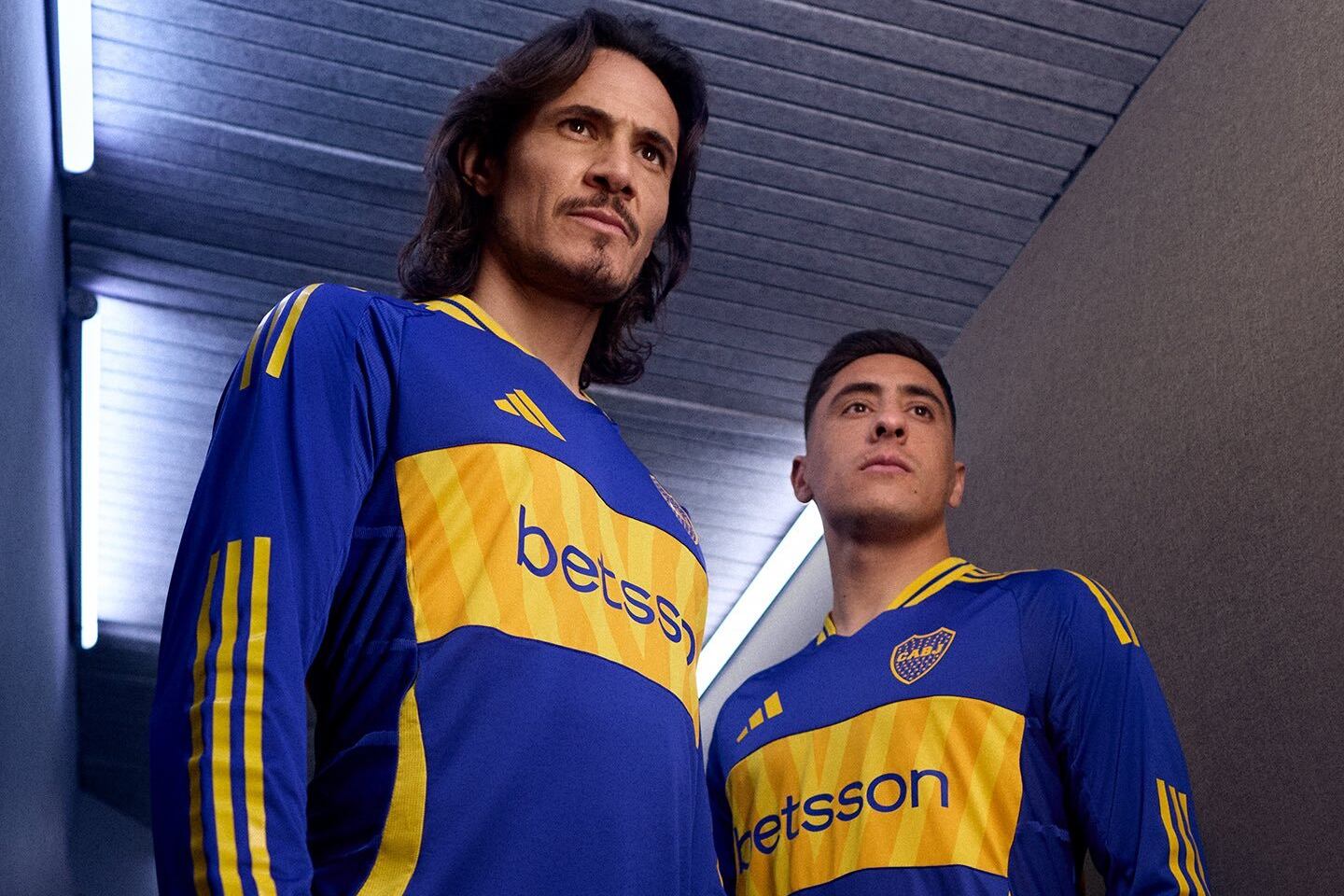 Cavani y Merentiel posando con la nueva camiseta de Boca.