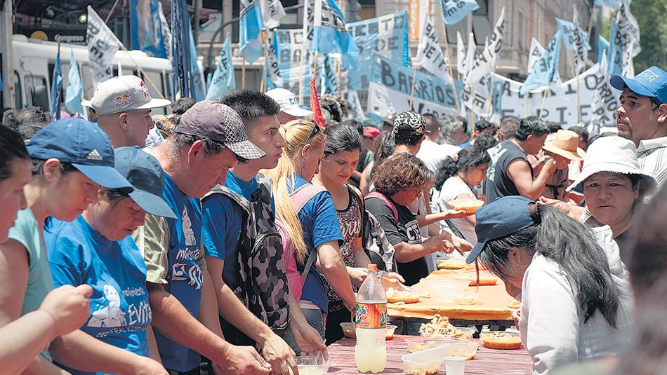 Las organizaciones sociales planean movilizarse junto a los gremios más combativos al macrismo.