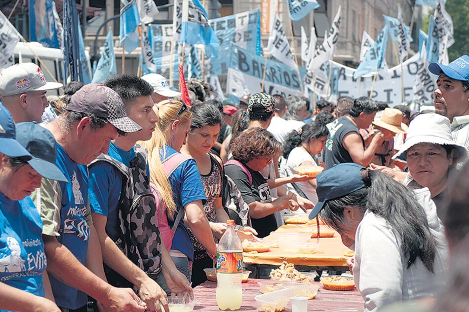 Las organizaciones sociales planean movilizarse junto a los gremios más combativos al macrismo.