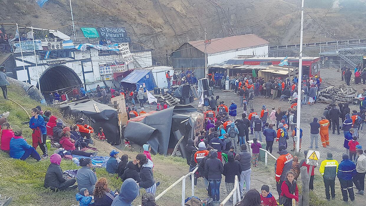 Ante los despidos, en la cuenca carbonífera se declararon en estado de asamblea comunitaria permanente.