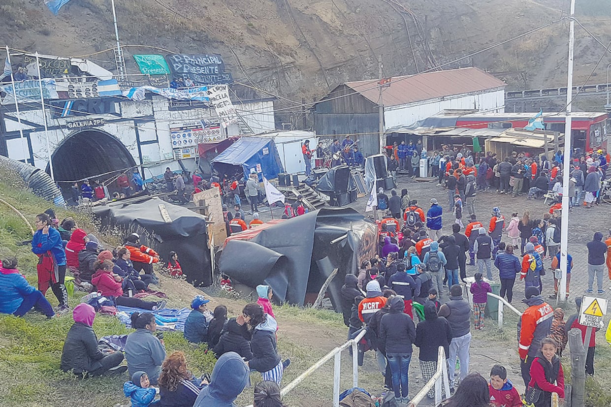 Ante los despidos, en la cuenca carbonífera se declararon en estado de asamblea comunitaria permanente.