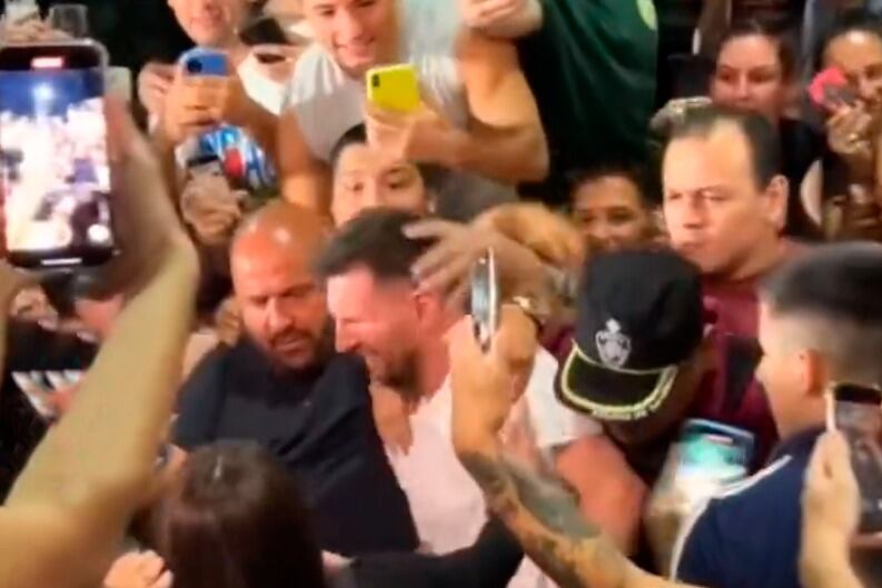 A Messi se lo lleva la marea en su paseo por Palermo