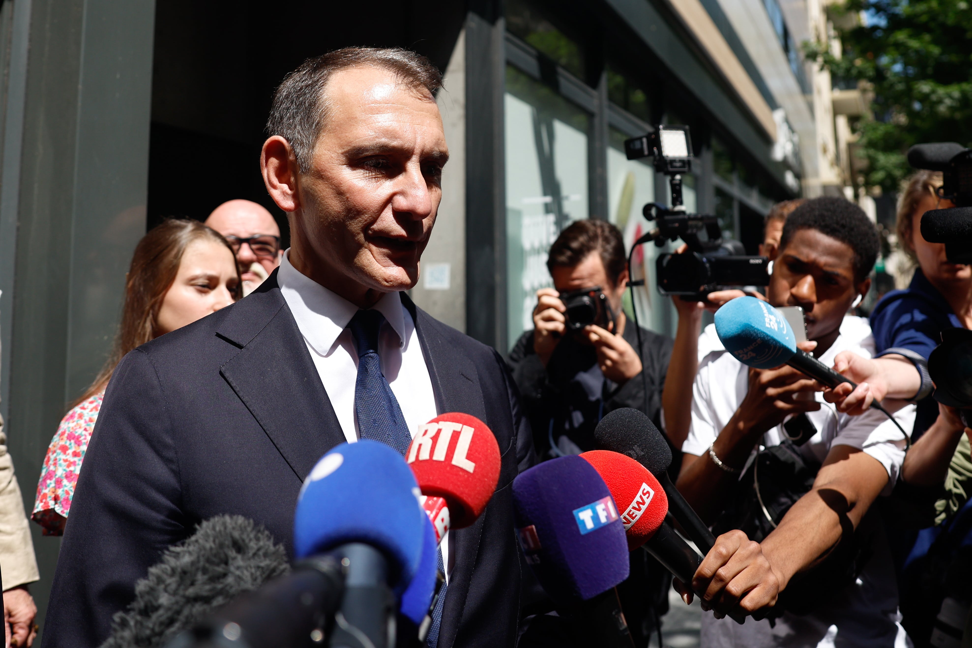Laurent Jacobelli,vocerode RN, habla a la prensa frente a la sede partidaria allanada.