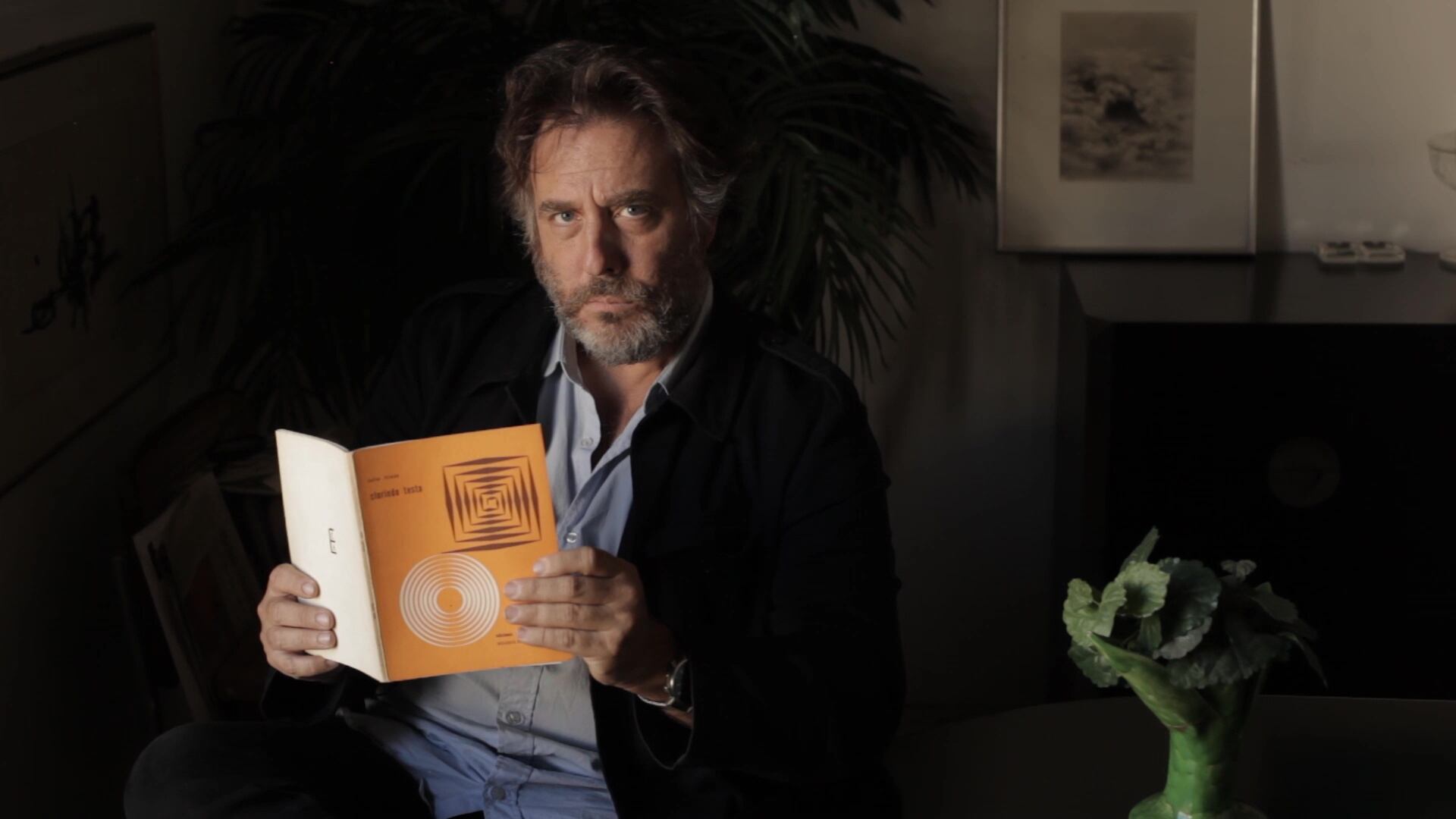 Mariano Llinás con el libro de su padre Julio Llinás sobre Clorindo Testa.