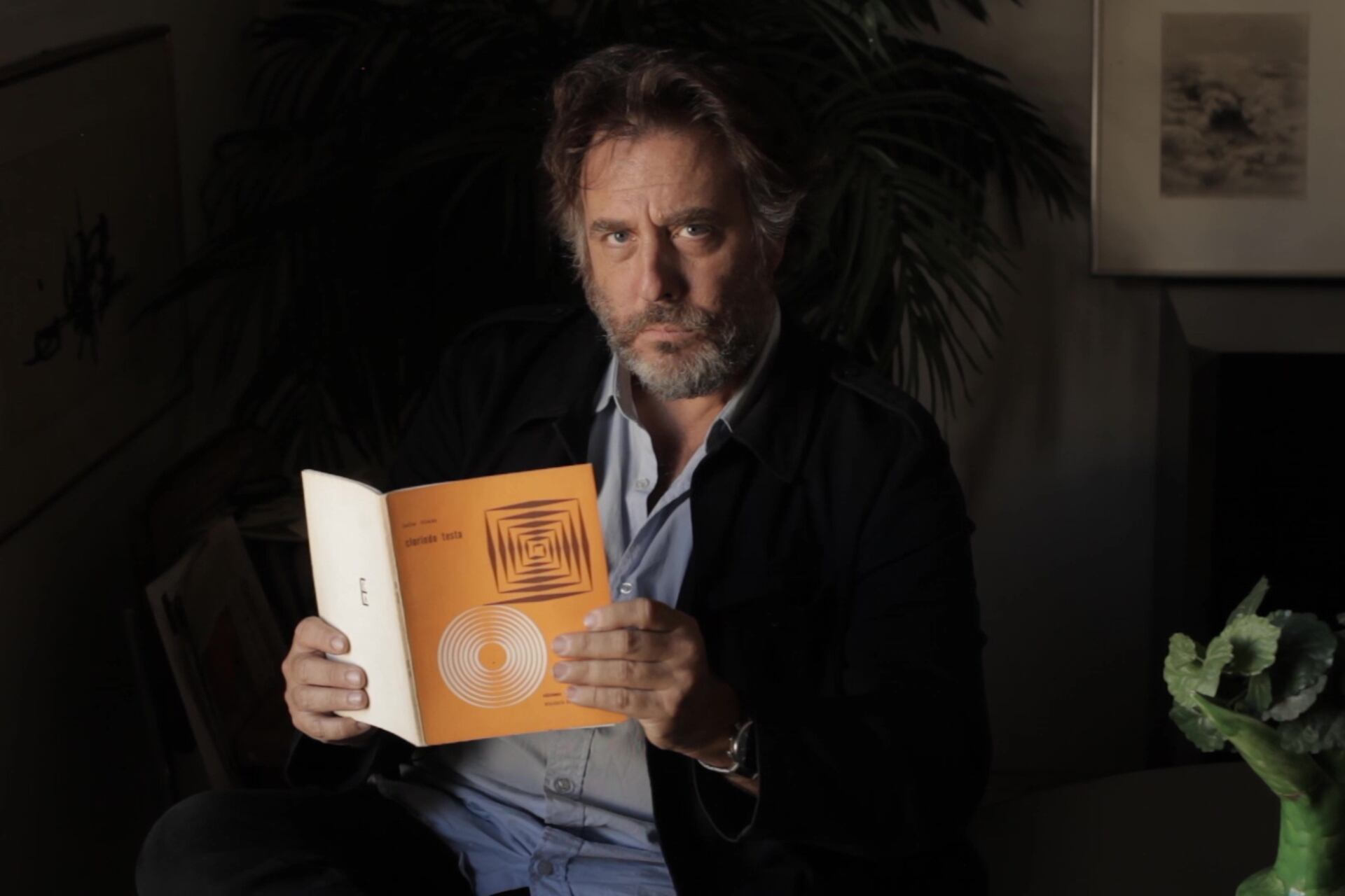 Mariano Llinás con el libro de su padre Julio Llinás sobre Clorindo Testa.