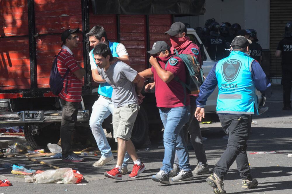 Los incidentes del lunes tuvieron decenas de detenidos y heridos.