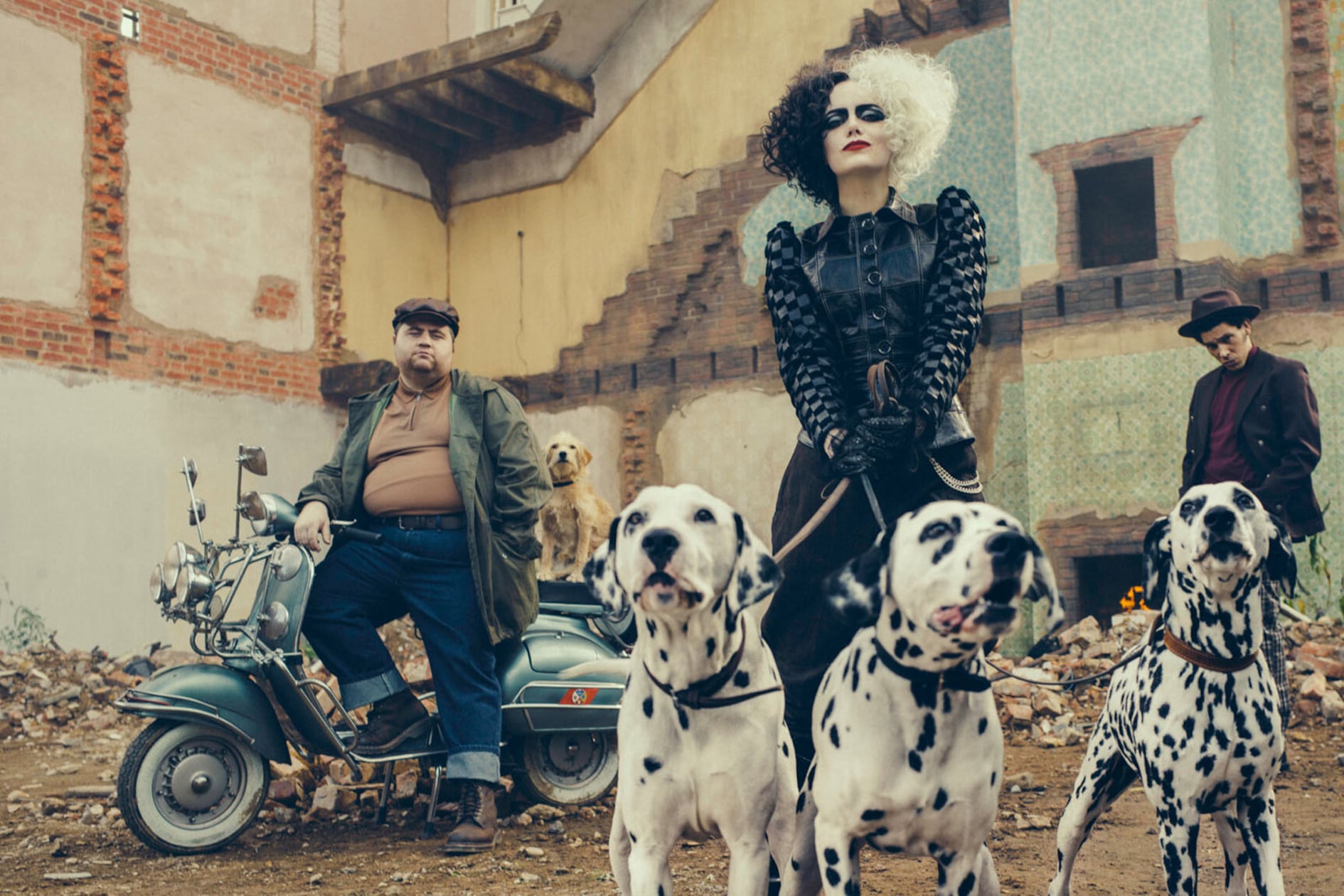 La nueva y joven Cruella, interpretada por Emma Stone.