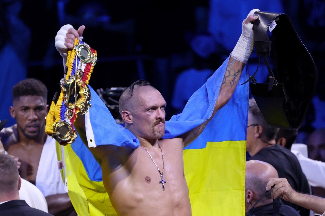 Usyk levanta el cinturón de campeón de su batalla