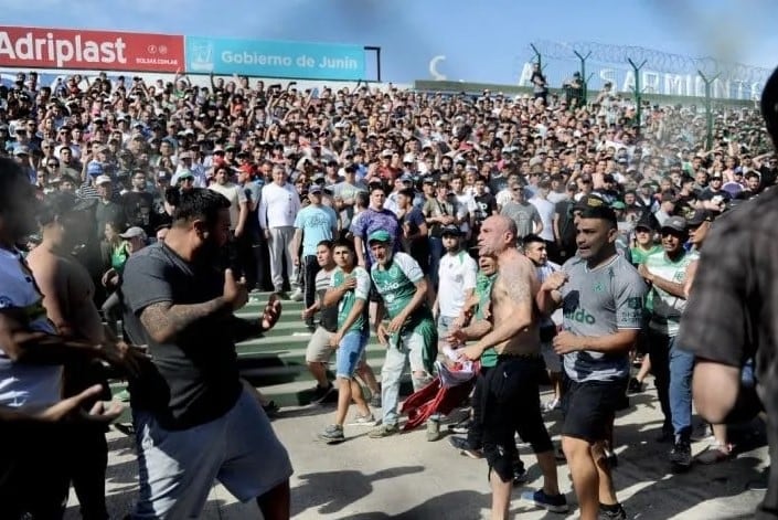 Incidentes entre hinchas de Sarmiento y Boca en la previa del partido. Imagen: captura de video.