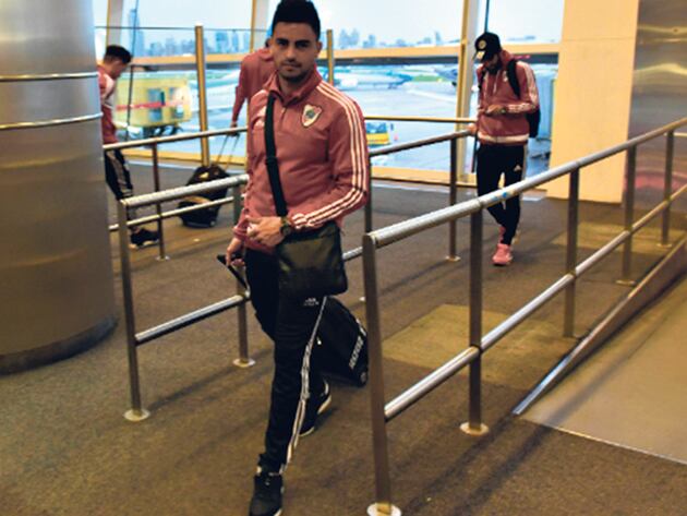 Los jugadores de River en el aeropuerto de Ezeiza antes de subir al avión.