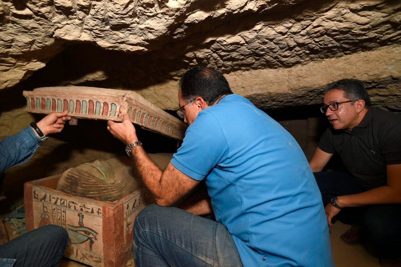 Funcionarios del gobierno egipcio revisan los sarcófagos.