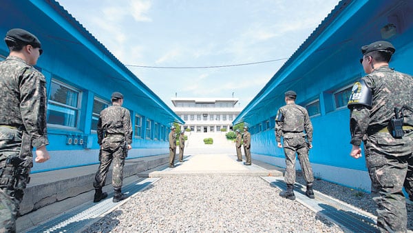 Soldados norcoreanos montan guardia en la zona de seguridad conjunta en la frontera entre ambos países.