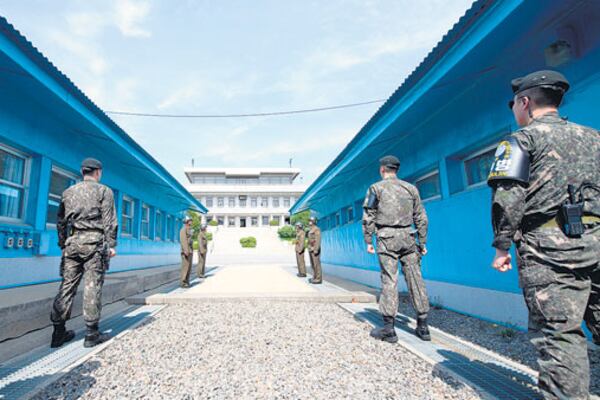 Soldados norcoreanos montan guardia en la zona de seguridad conjunta en la frontera entre ambos países.