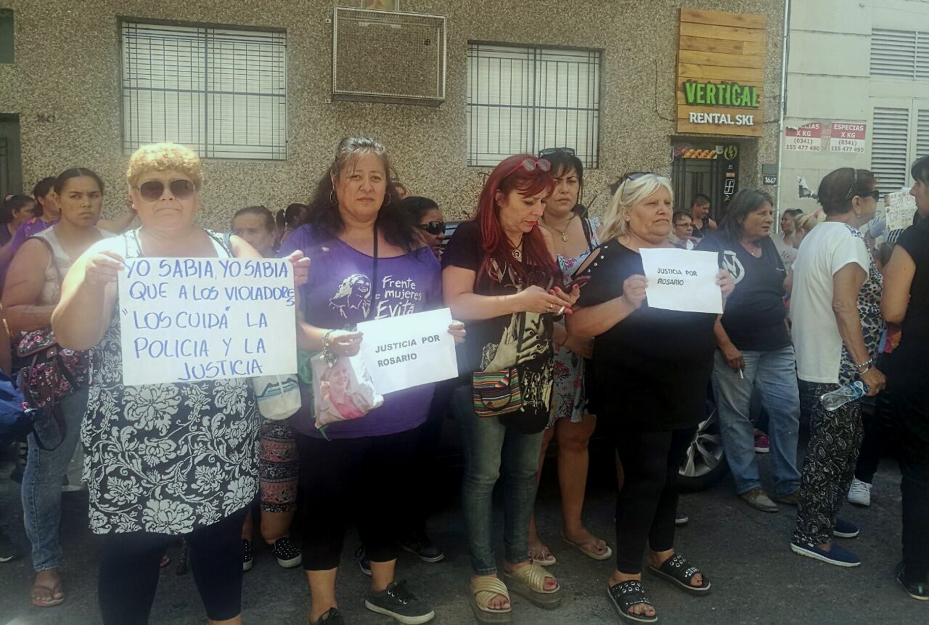 Familiares y compañeras de la víctima en el merendero se apostaron en la puerta de Tribunales.