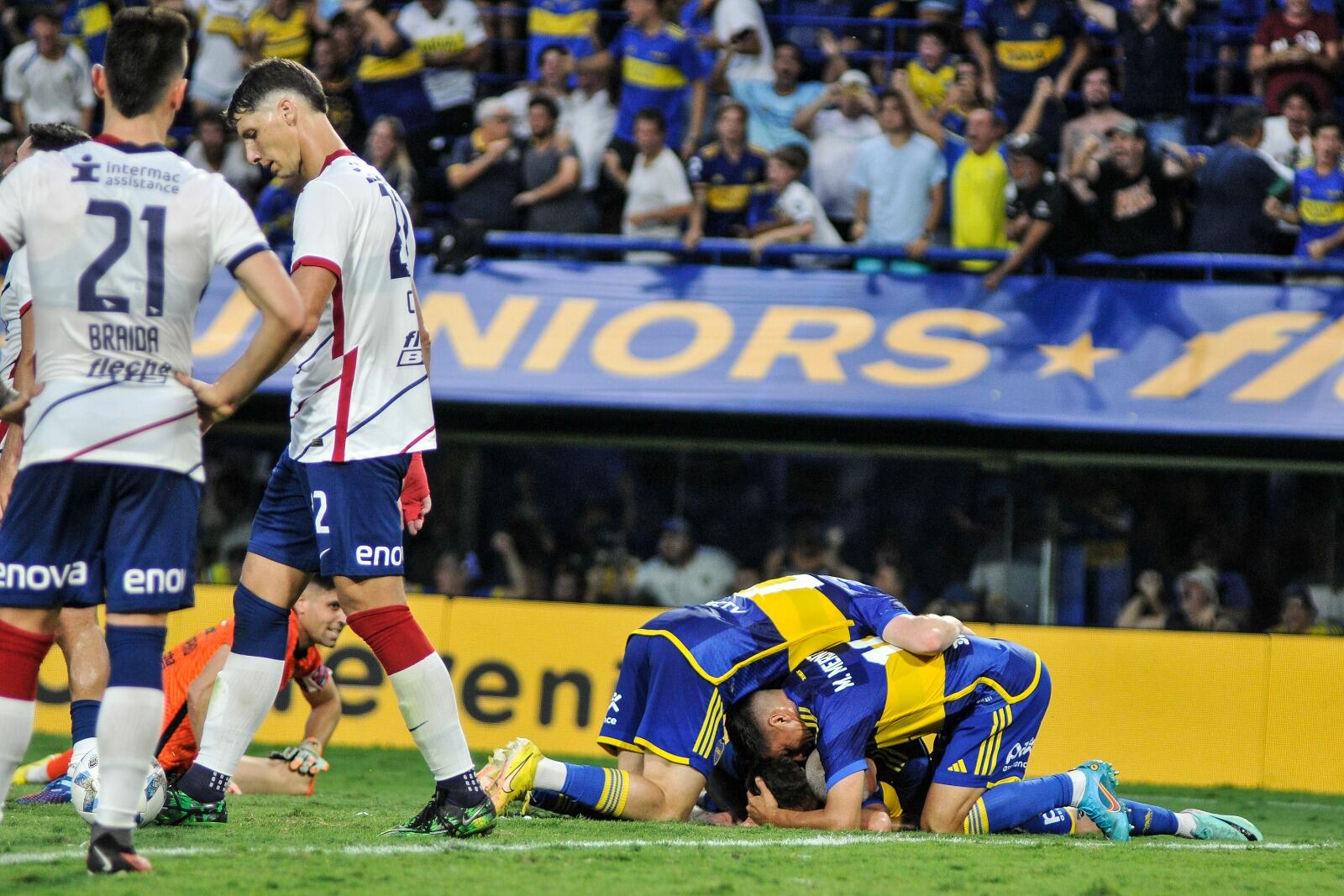 Los jugadores de Boca festejan el gol del triunfo en la Bombonera