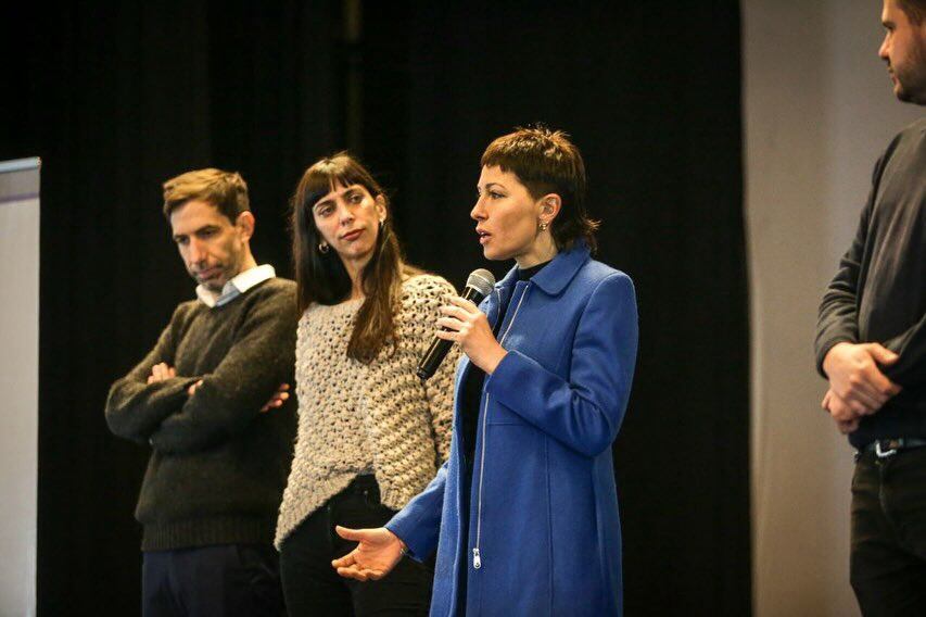 Mayra Mendoza habla durante la presentación del programa “No te ganes un problema”.