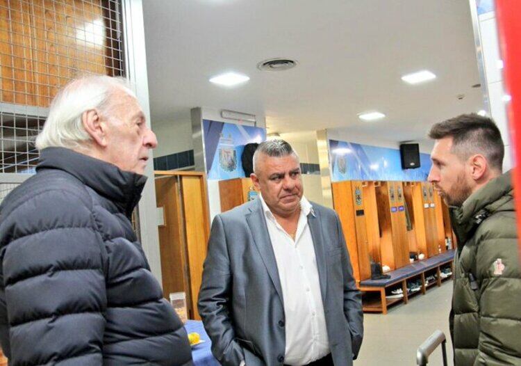 Menotti, Tapia y Messi en el predio de Ezeiza.