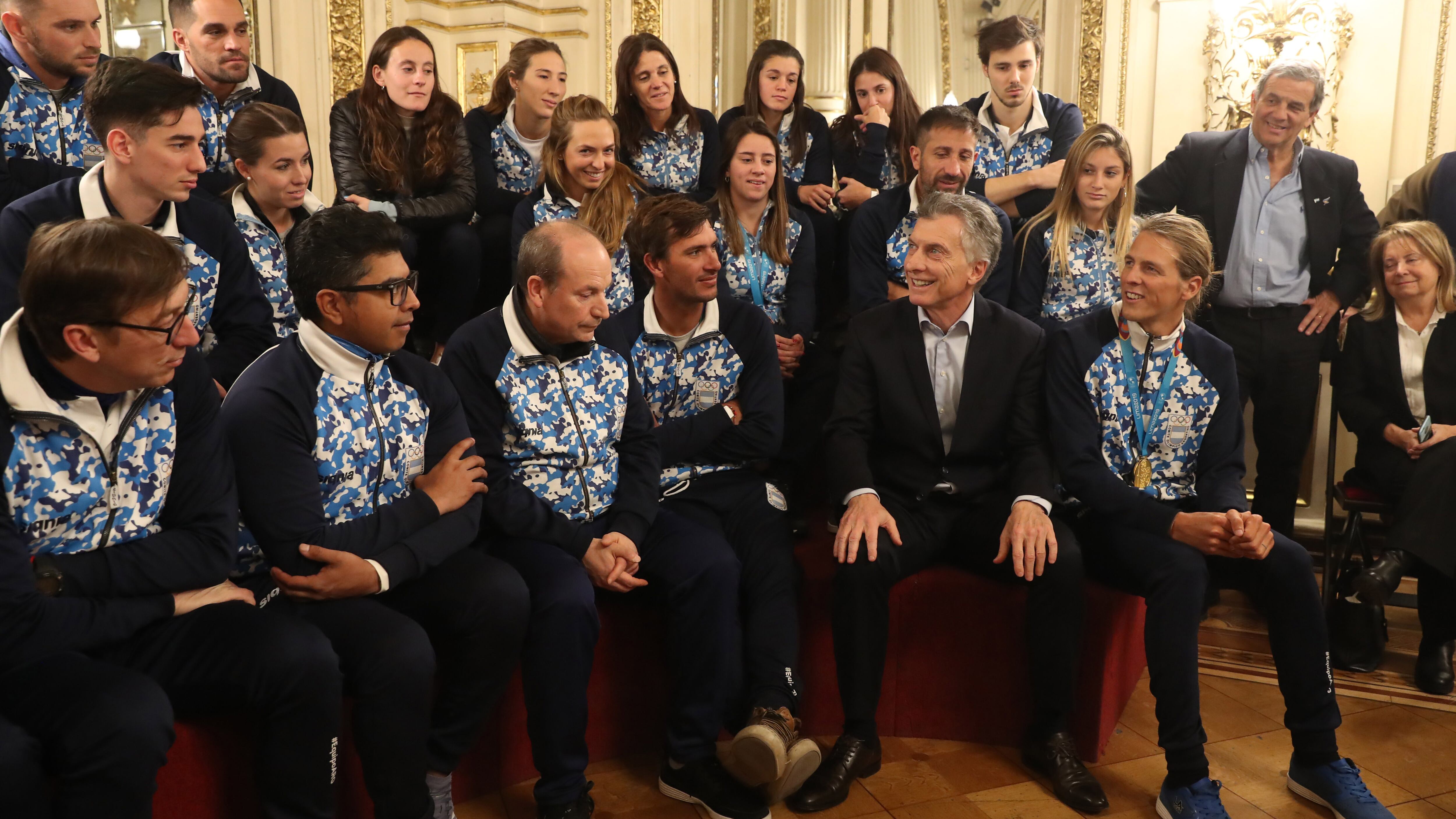Mauricio Macri se mostró ayer con los deportistas que participaron de los Panamericanos.