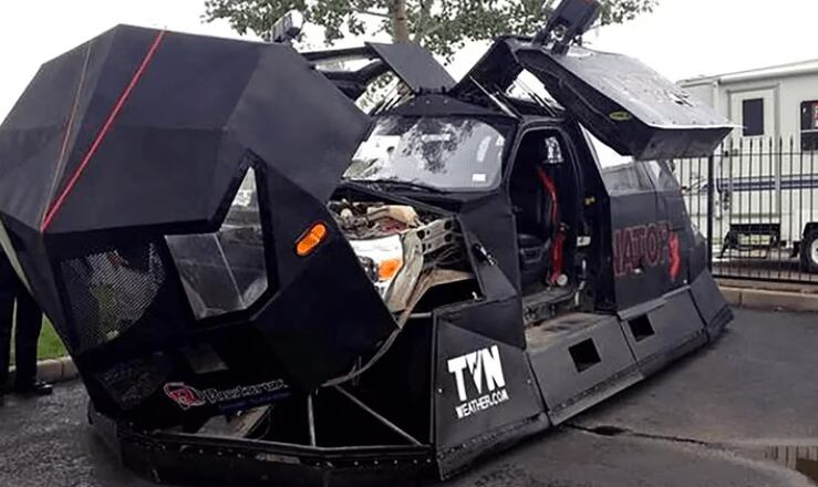 El Dominator 3 pesa 4900 kilogramos.