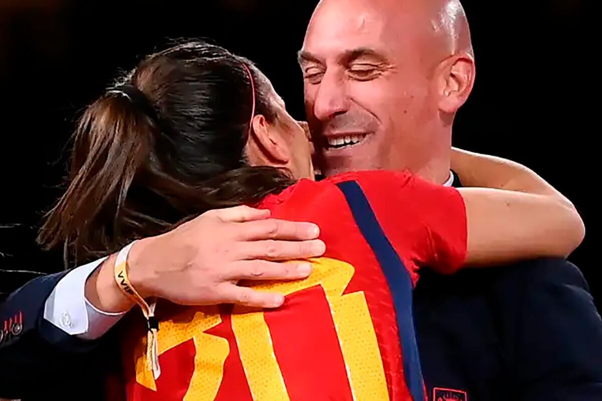 Luis Rubiales, expresidente de la RFEF, antes de besar a Hermoso.