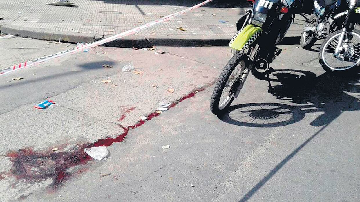 Dos chicos baleados por la espalda por “conducir en forma sospechosa”.