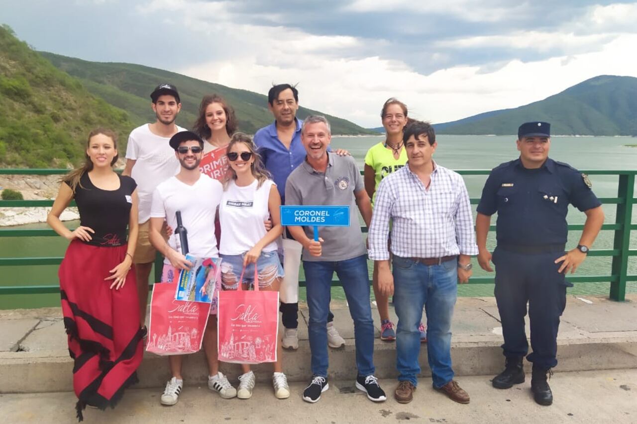 Mario Peña (al centro), en enero, fomentando el turismo