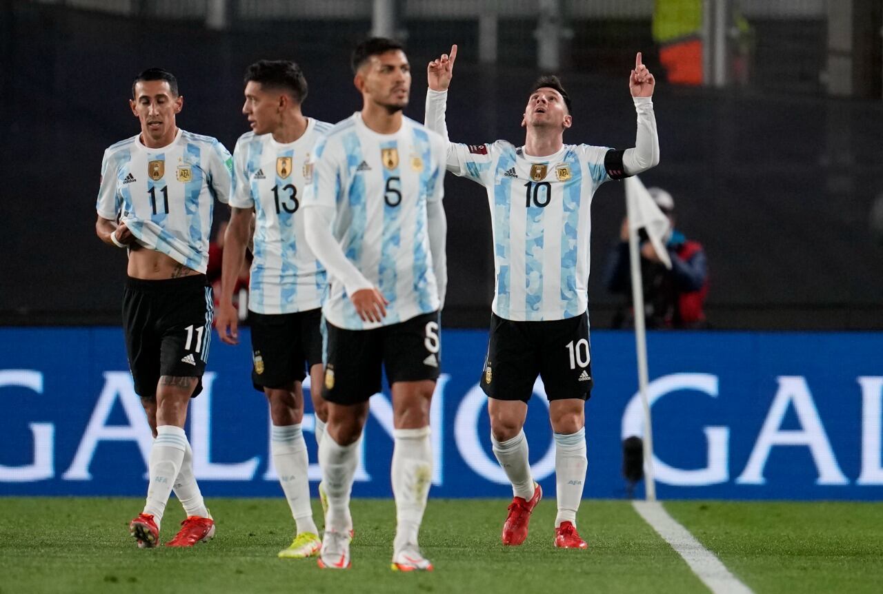 Messi marcó tres veces en la noche del Monumental