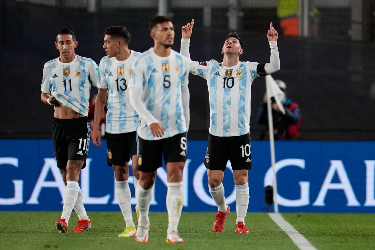 Messi marcó tres veces en la noche del Monumental