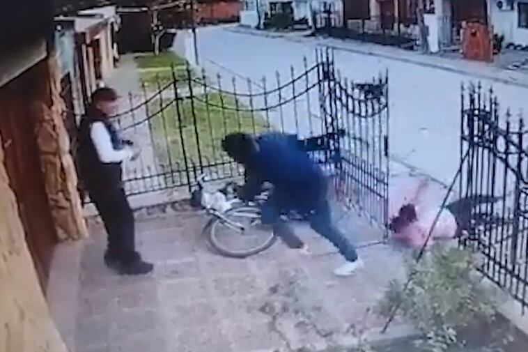 A Brian Berna lo mató su abuelo en la puerta de su casa, según develaron las imágenes de una cámara de seguridad. (Captura de pantalla)