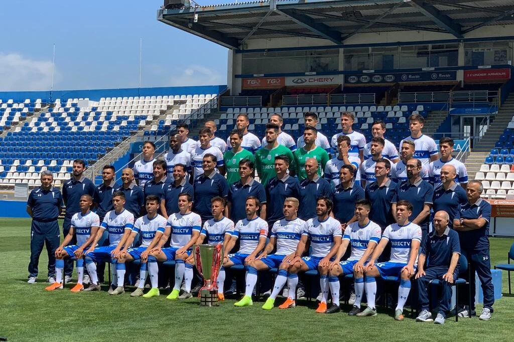 Ignacio Saavedra se tapa un ojo de la cara en la foto del plantel.