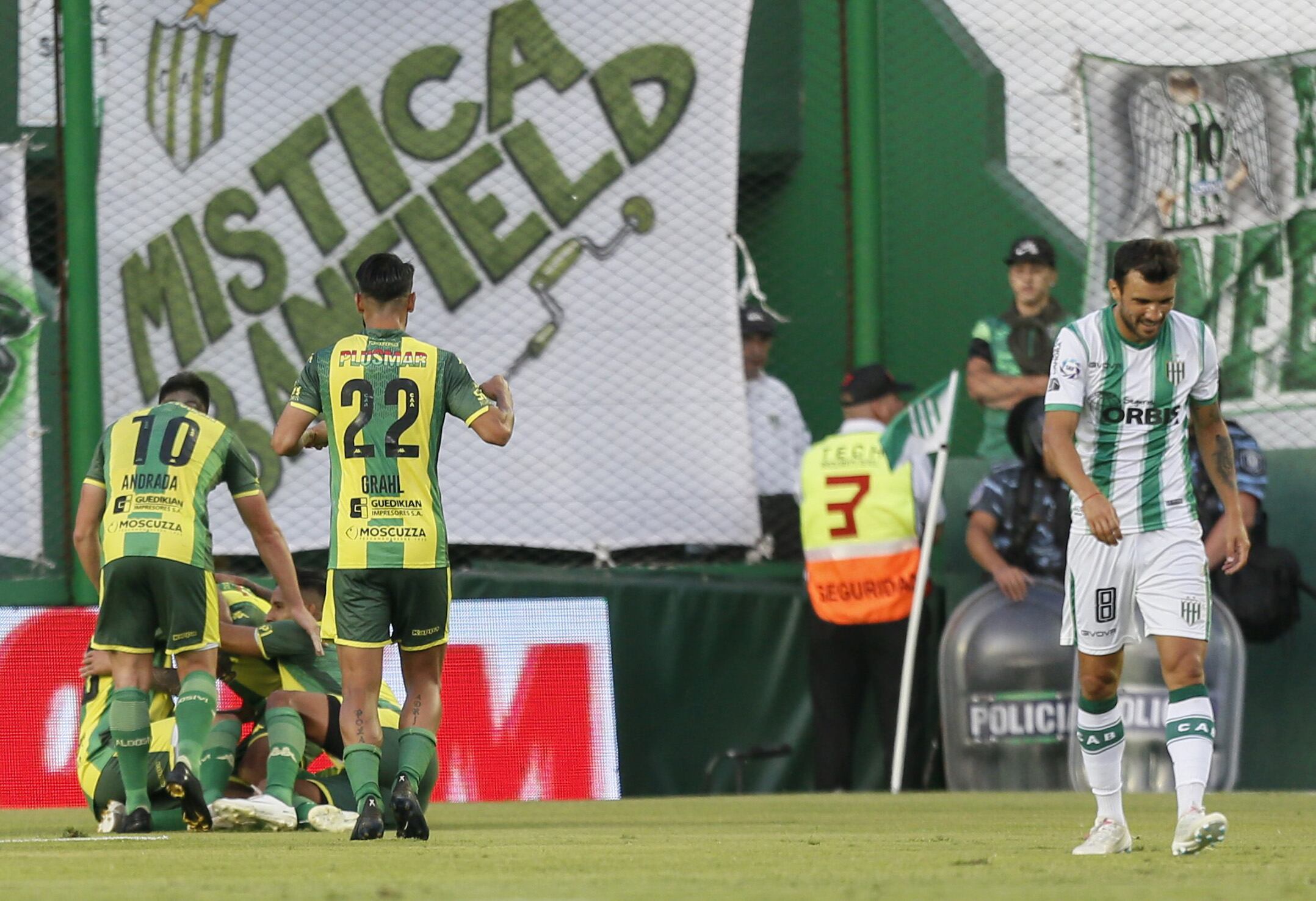Todo Aldosivi festeja el tanto de Bertoglio ante el lamento de Bertolo.