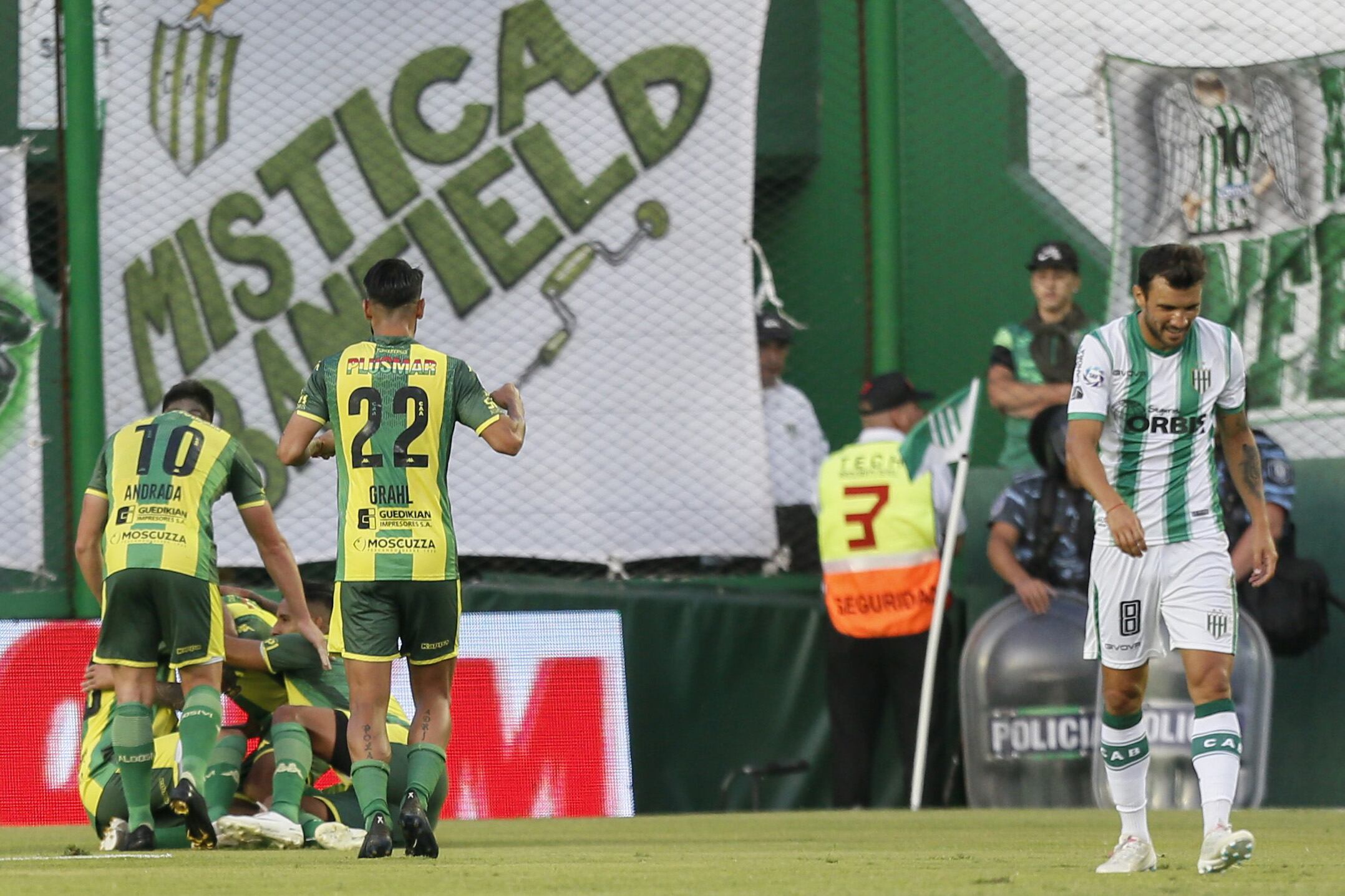 Todo Aldosivi festeja el tanto de Bertoglio ante el lamento de Bertolo.