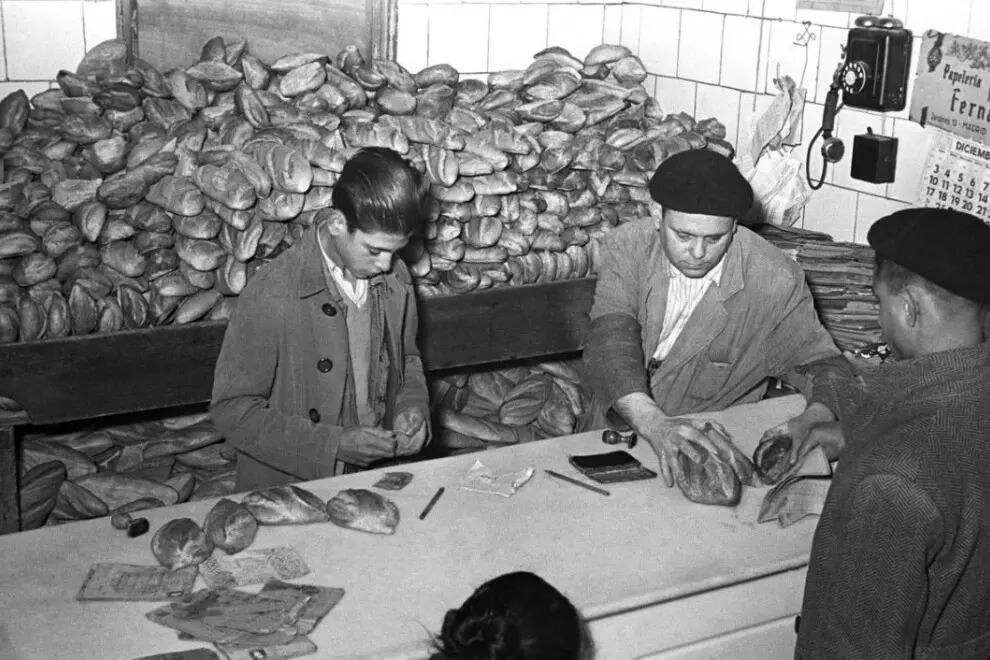 Despacho de pan con cartilla de racionamiento después de la guerra civil española.