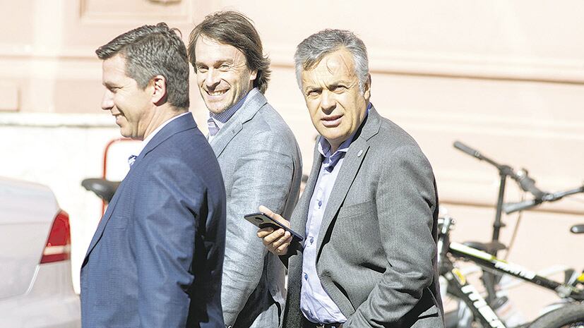 El presidente de la UCR y gobernador de Mendoza, Alfredo Cornejo, antes de ingresar a la Casa Rosada.