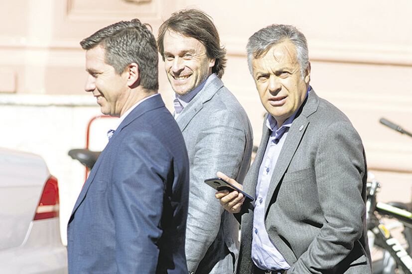 El presidente de la UCR y gobernador de Mendoza, Alfredo Cornejo, antes de ingresar a la Casa Rosada.