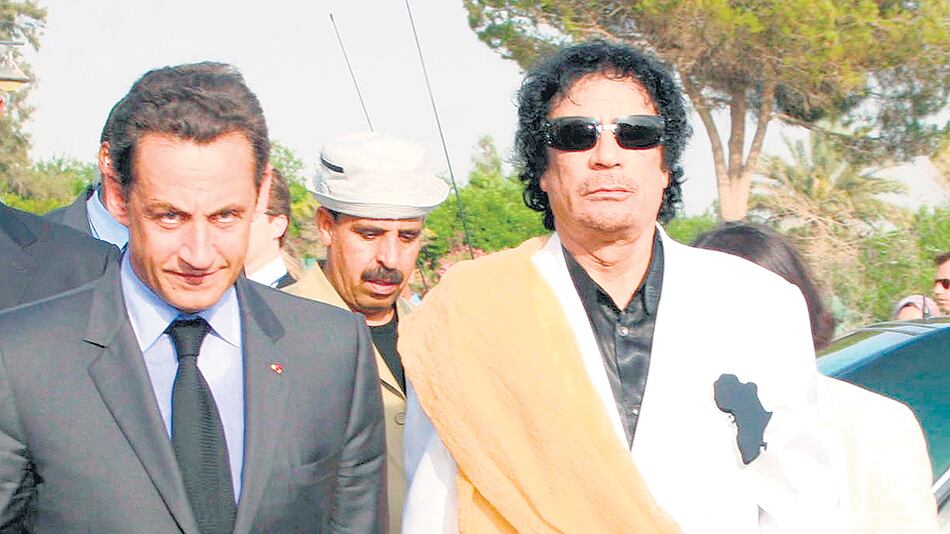 Sarkozy y Khadafi en julio de 2007, durante una visita del francés a Libia.