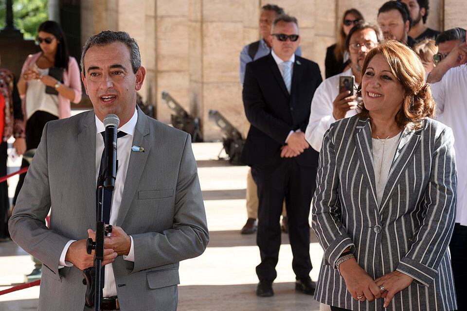 En el Monumento, Javkin juró ante Fein, la intendenta saliente.