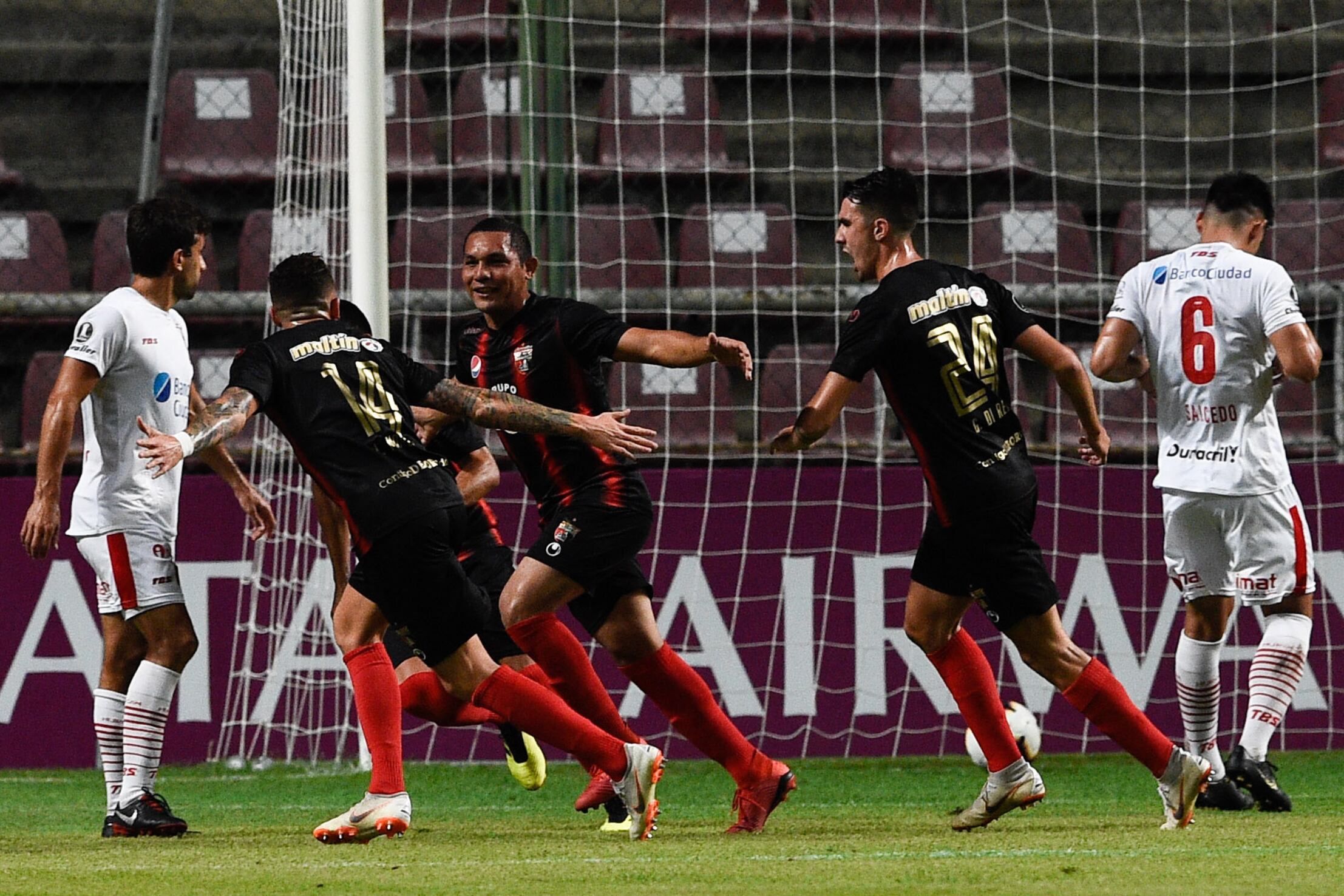Huracán perdió 2-1. "Veremos con los dirigentes qué es lo mejor para el futuro", dijo el DT.