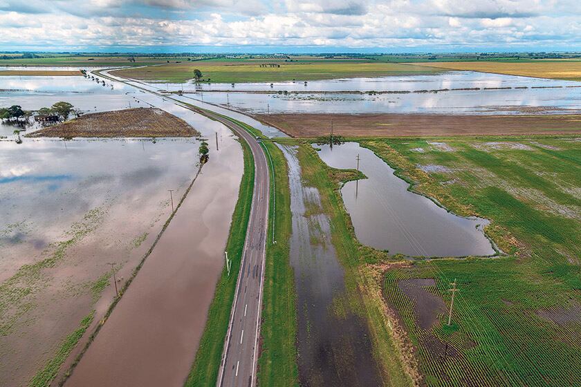 Agotada por el monocultivo y la desaparición de los pastizales, la tierra no alcanza a absorber el agua.