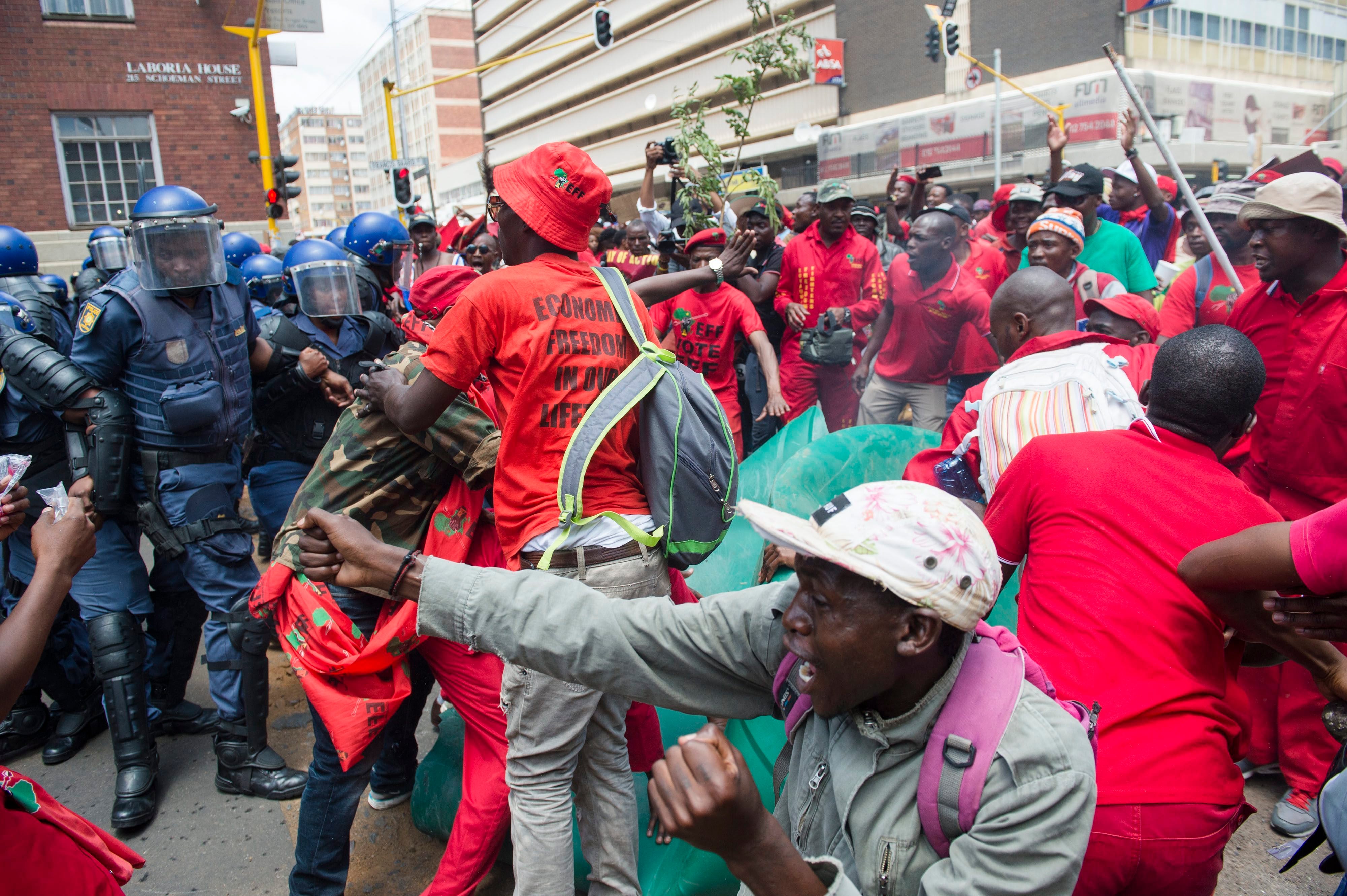 Un informe oficial generó la ira de los sudafricanos.
