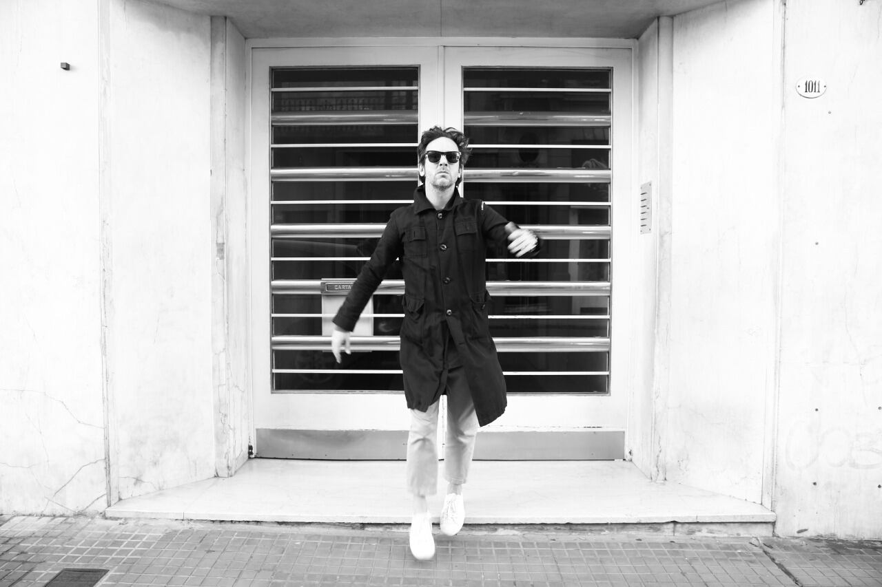 "No me veía muy cantante, pero me hizo bien", dice Lopatín sobre su disco solista.