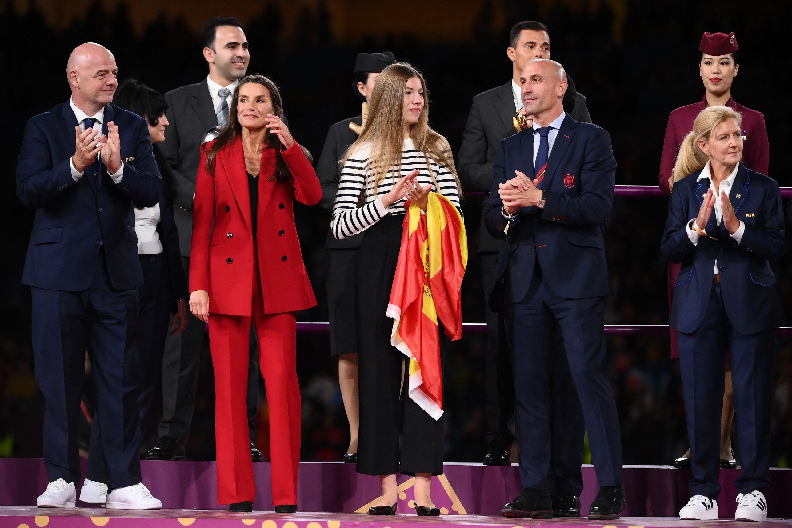 Rubiales, junto a Infantino (presidente de la FIFA), Letizia (reina de España) y su hija Sofía durante la premiación